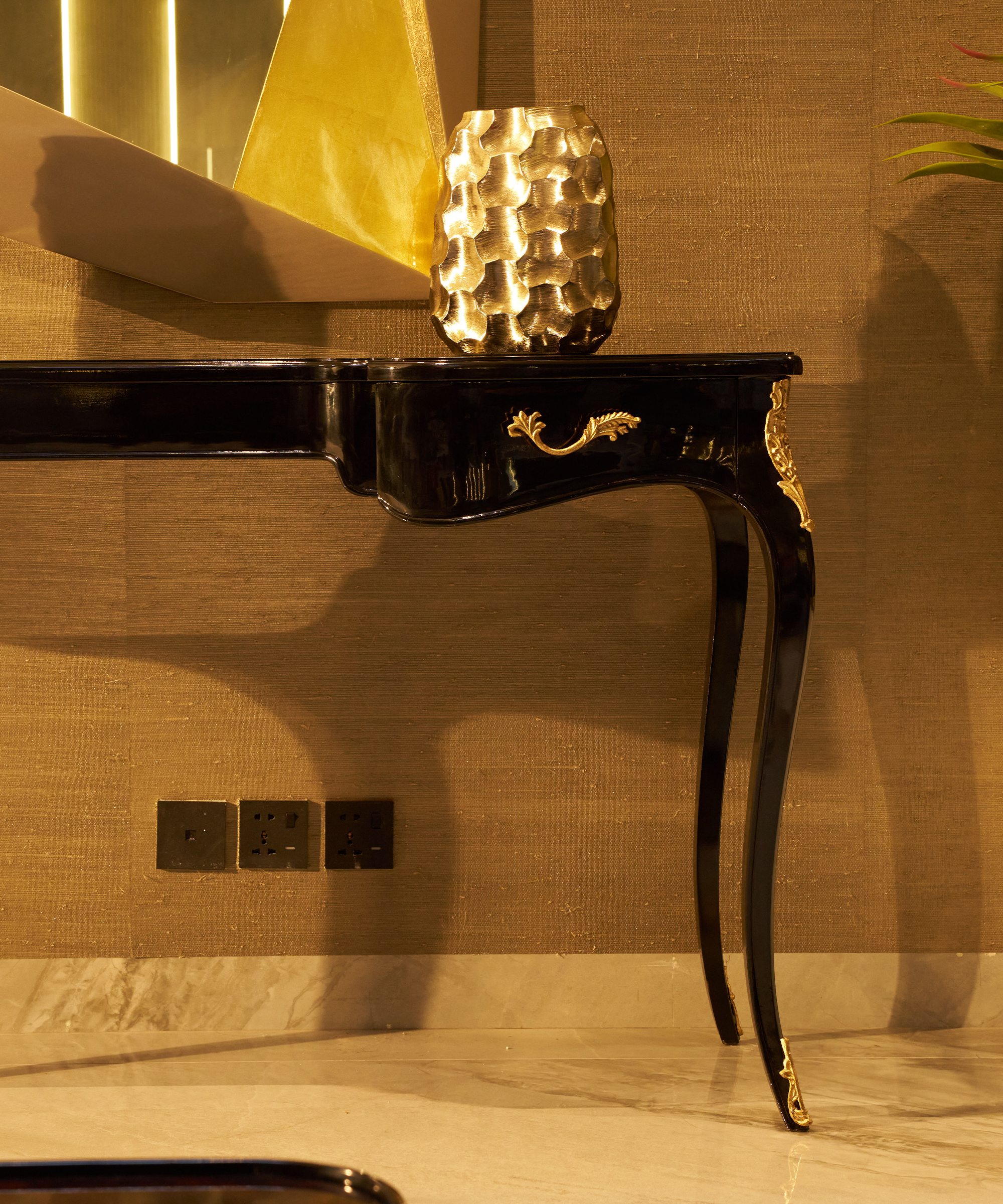 Regal Noir Console