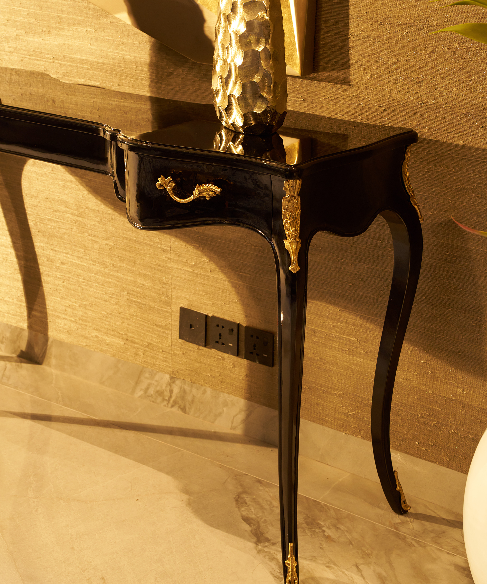 Regal Noir Console