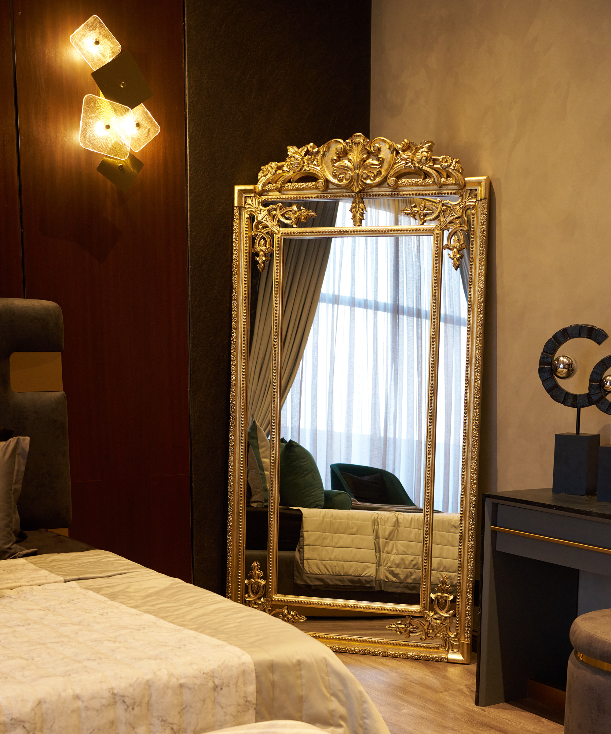 Regal Elegance: Ornate Gold Mirror