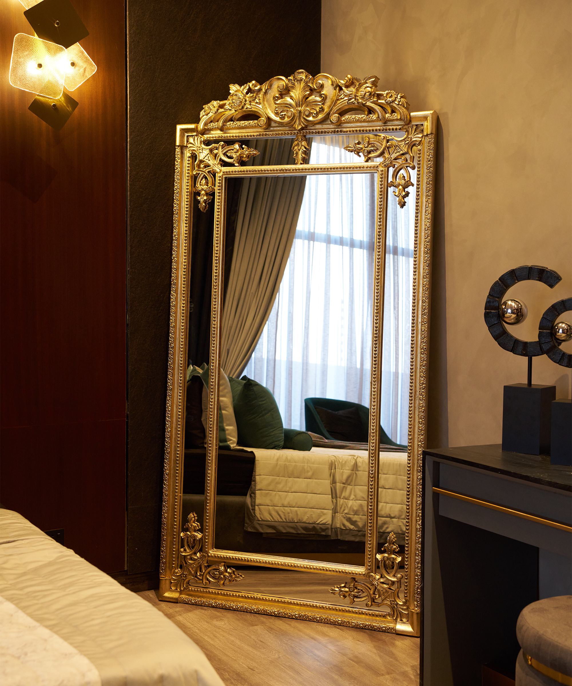 Regal Elegance: Ornate Gold Mirror