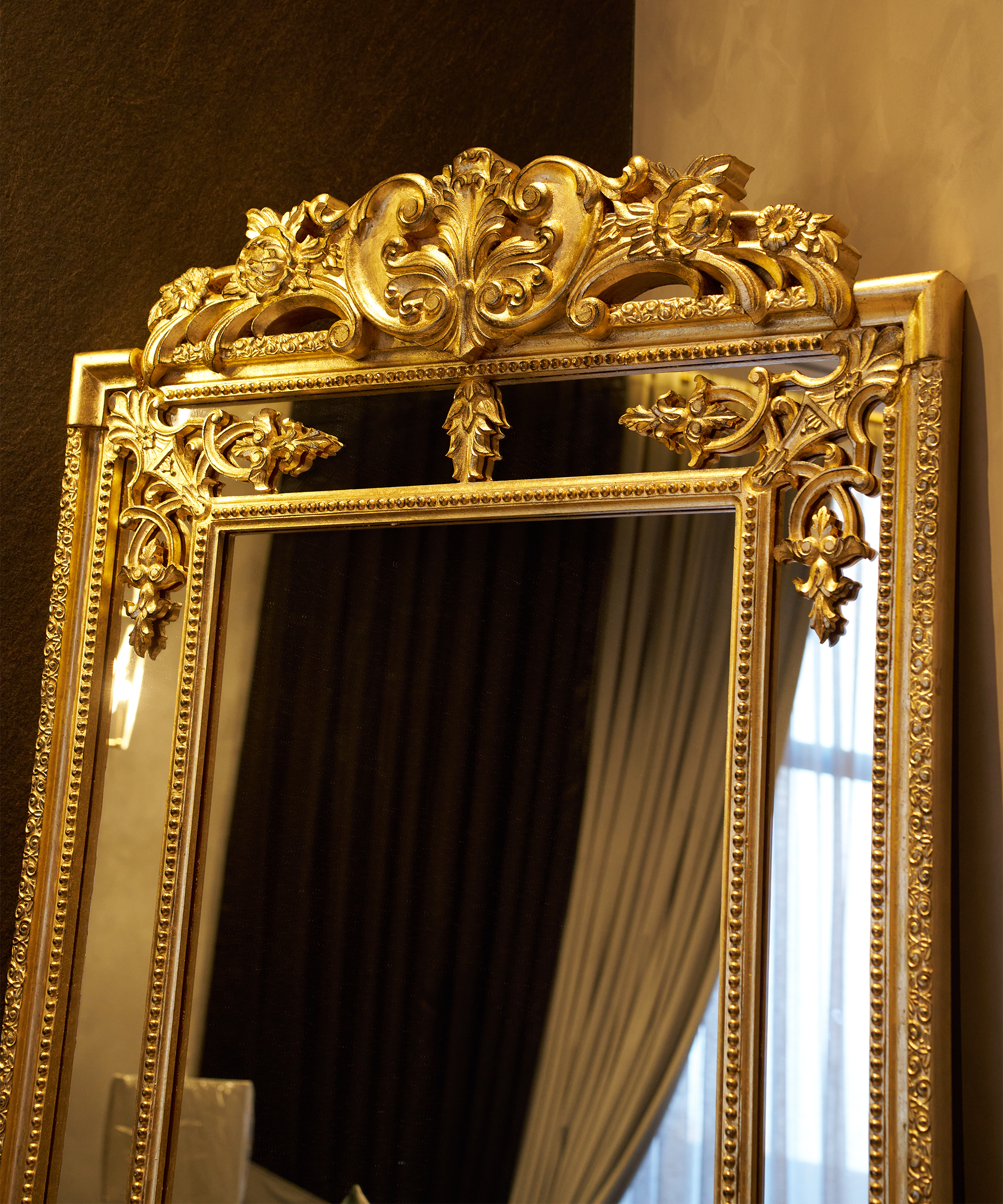 Regal Elegance: Ornate Gold Mirror